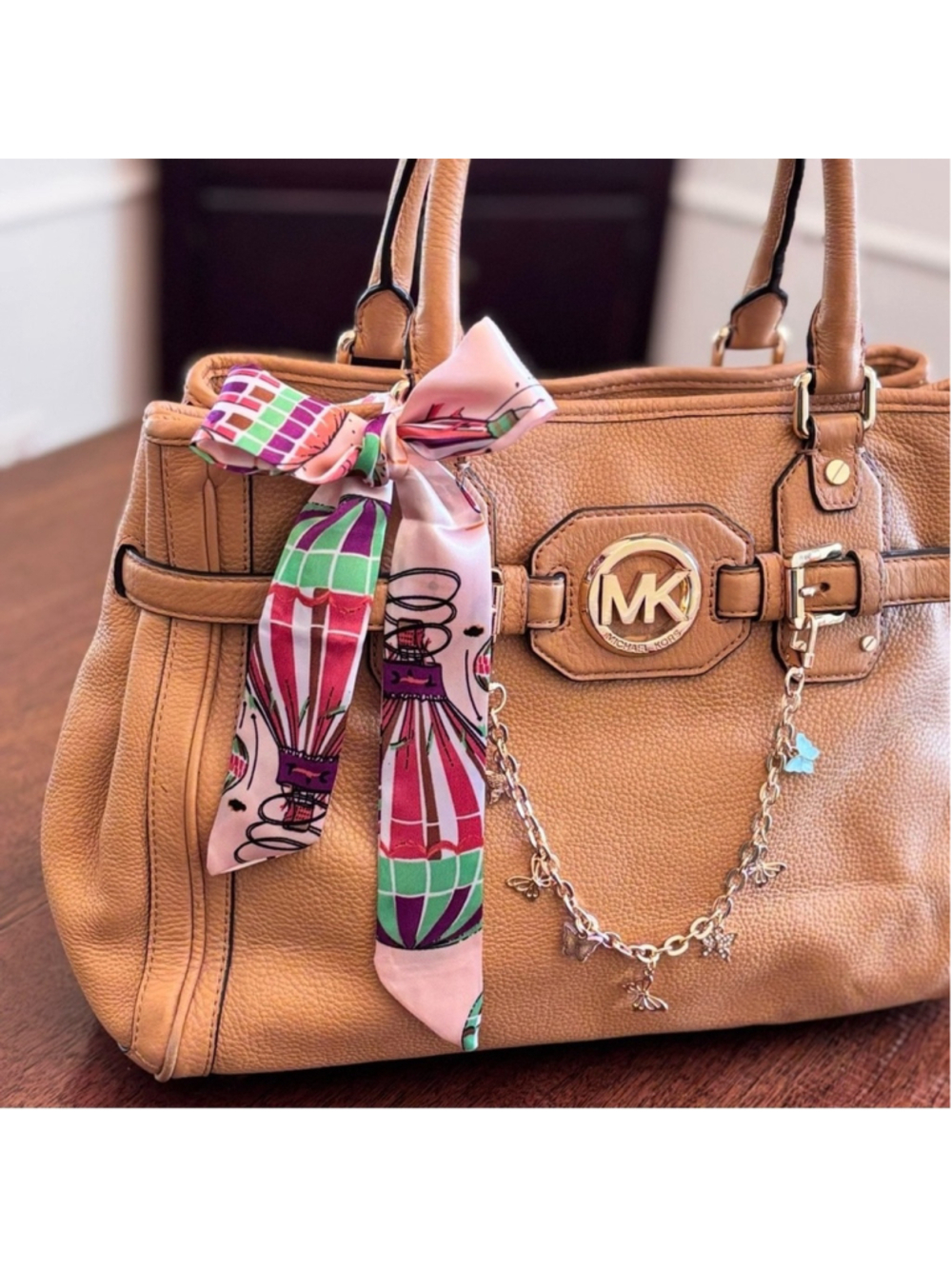 MICHAEL KORS PEBBLED LEATHER SATCHEL IN TAN OR PEANUT WITH MK LOGO EUC - Picture 2 of 8